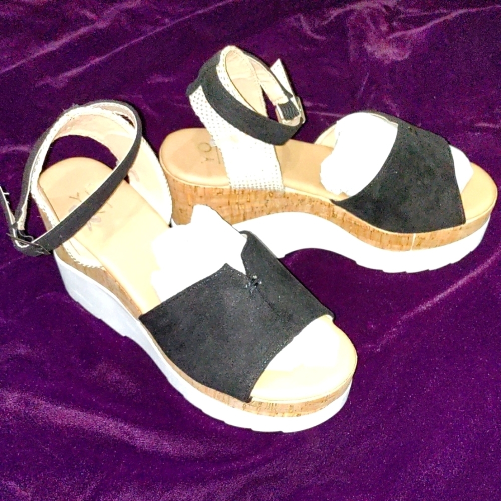 YOKI platform sandals, size 7.5, black tan and white